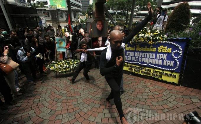 Foto Plt Ketua KPK Taufiequrachman Ruki Ditempel di Kuda Troya - kuda-trojan-untuk-kpk_20150304_160713.jpg