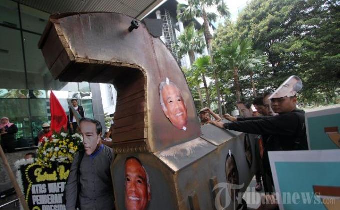Foto Plt Ketua KPK Taufiequrachman Ruki Ditempel di Kuda Troya - kuda-trojan-untuk-kpk_20150304_161009.jpg