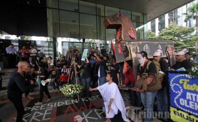 Foto Plt Ketua KPK Taufiequrachman Ruki Ditempel di Kuda Troya - kuda-trojan-untuk-kpk_20150304_161149.jpg