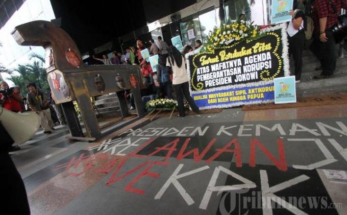 Foto Plt Ketua KPK Taufiequrachman Ruki Ditempel di Kuda Troya - kuda-trojan-untuk-kpk_20150304_161237.jpg