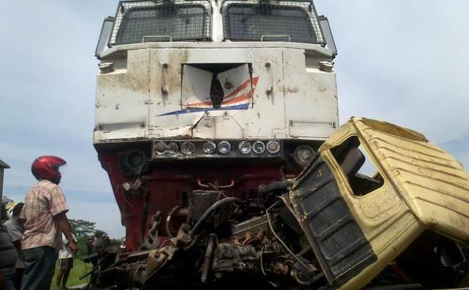 BERITA FOTO: KA Argo Anggrek Seret Truk Satu Kilometer di Kendal - KA_1.jpg