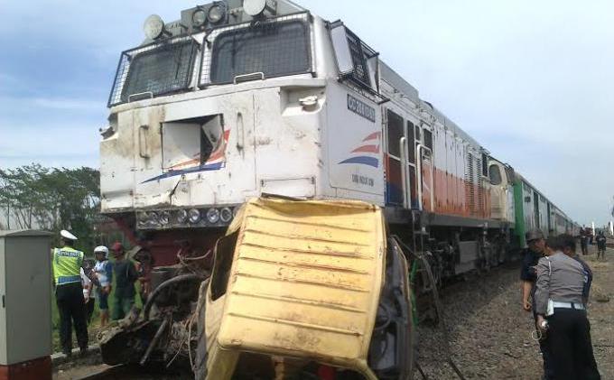 BERITA FOTO: KA Argo Anggrek Seret Truk Satu Kilometer di Kendal - KA_2.jpg