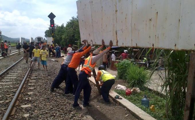 BERITA FOTO: KA Argo Anggrek Seret Truk Satu Kilometer di Kendal - KA_3.jpg