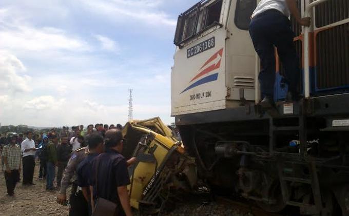BERITA FOTO: KA Argo Anggrek Seret Truk Satu Kilometer di Kendal - KA_4.jpg