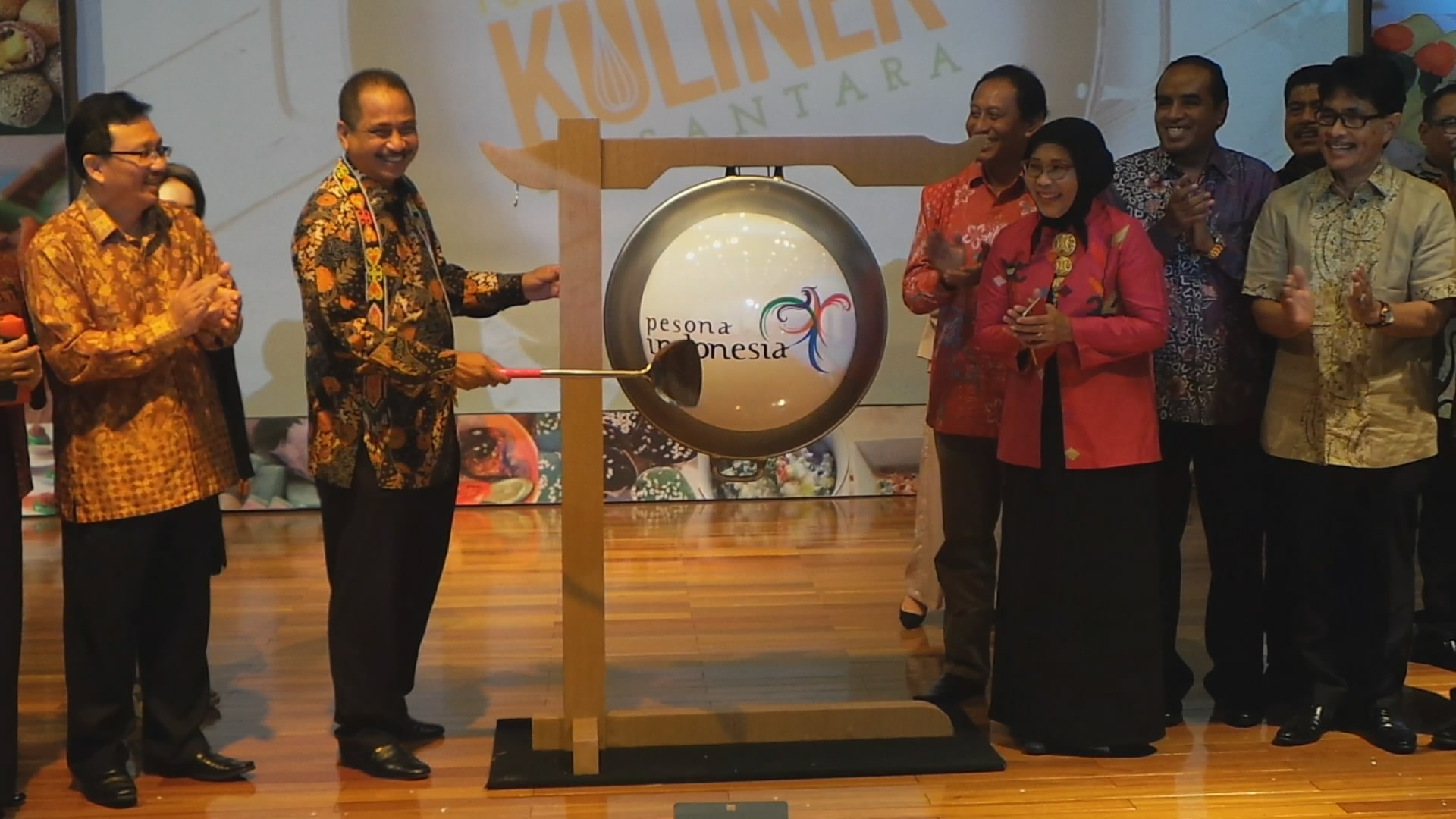 Menteri Pariwisata RI, Arief Yahya melakukan pemukulan penggorengan sebagai simbol diluncurkannya Festival Kuliner Nusantara 2016, di Gedung Sapta Pesona, Kementerian Pariwisata RI, Jl. Medan Merdeka Barat, Jakarta Pusat, Jumat (1/4/2016). Acara tersebut dimaksudkan untuk menambah devisa negara dari sektor pariwisata.