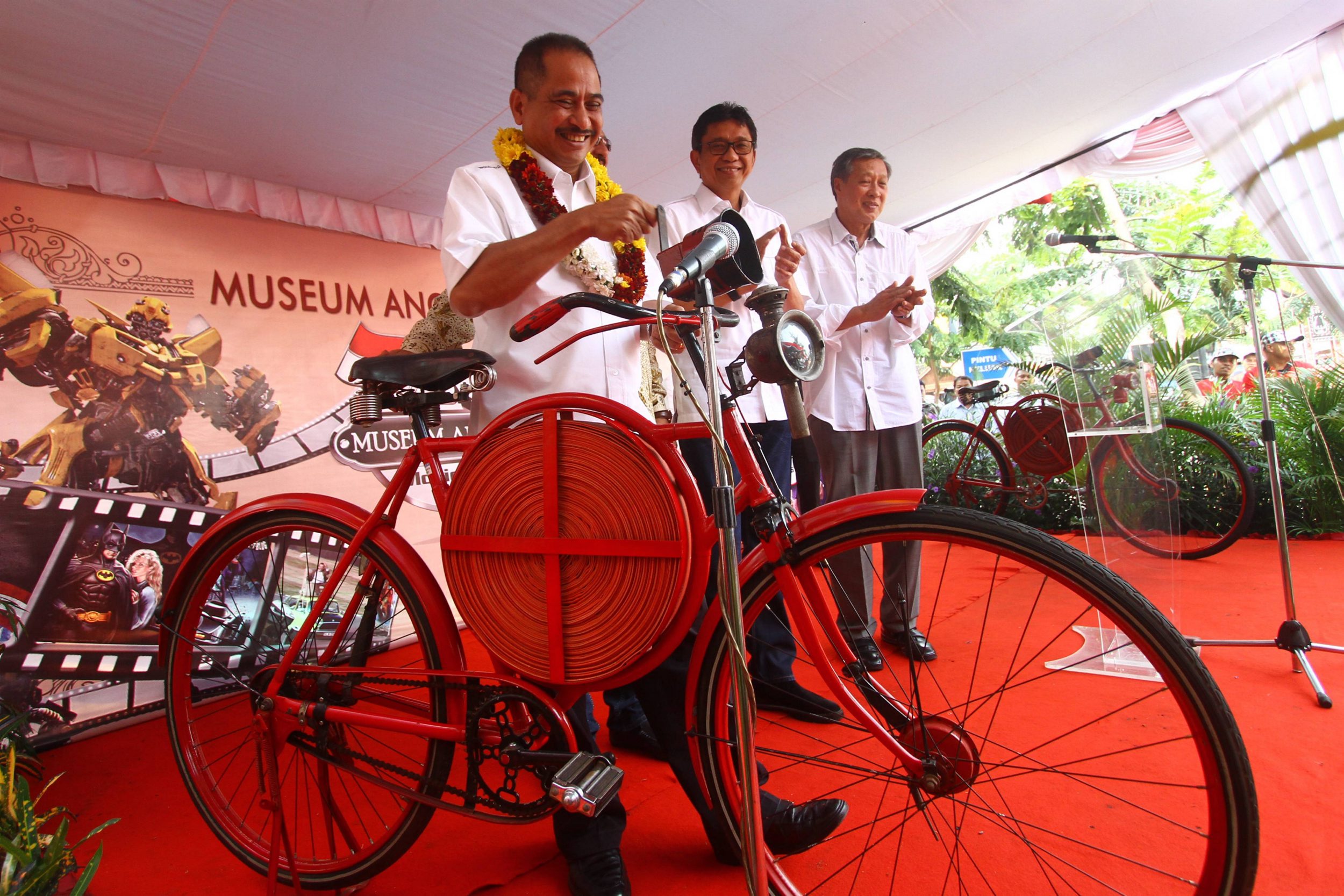 RESMIKAN MUSEUM ANGKUT - Arief Yahya, Menteri Pariwisata RI memutar sirene dalam Peresmian Museum Angkut Kota Batu, Jumat (11/12/2015). Arief Yahya mengapresiasi pertumbuhan pariwisata yang meningkat di Kota Batu.