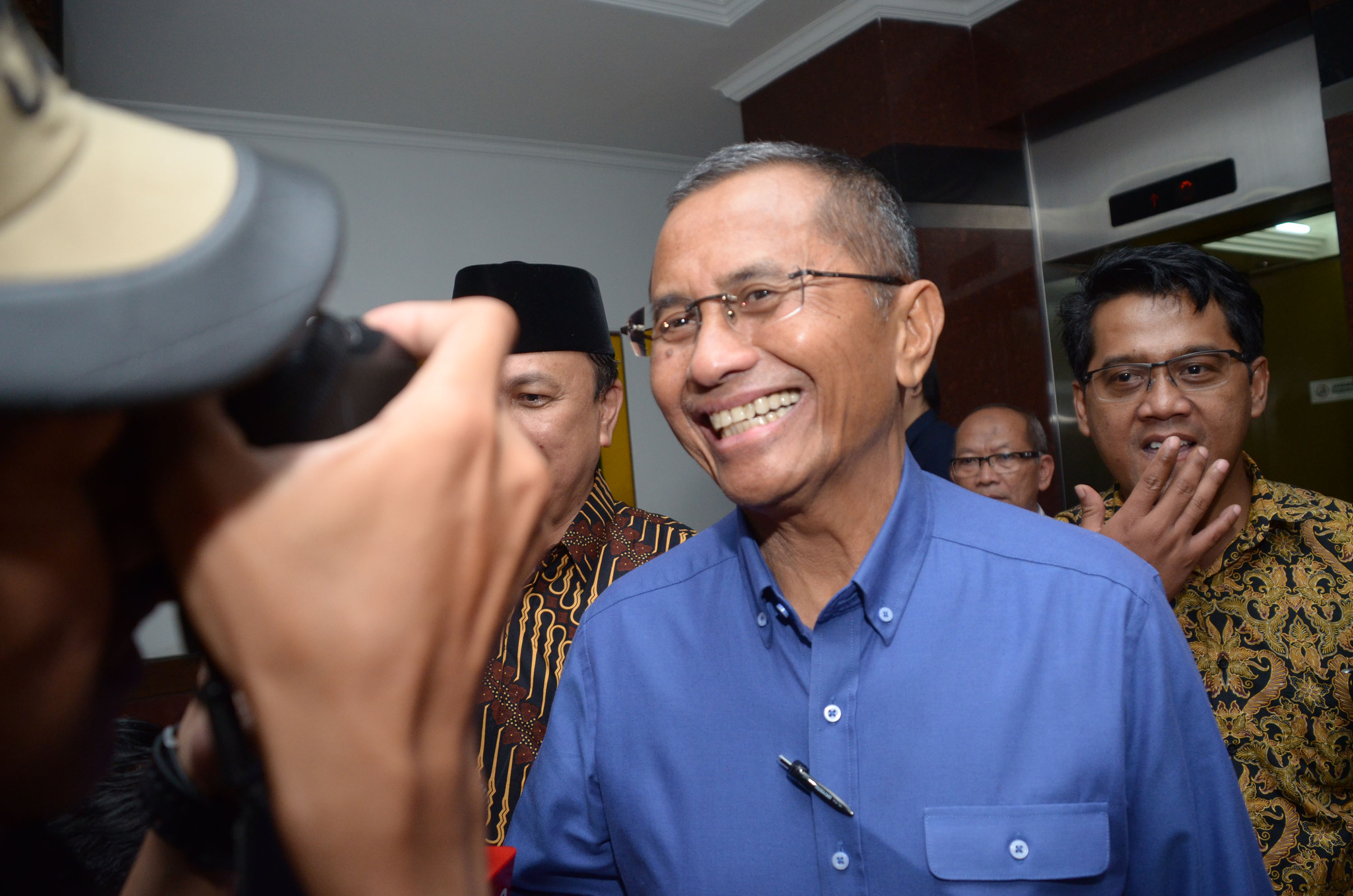 Mantan Menteri BUMN, Dahlan Iskan hanya tersenyum usai menjalani pemeriksaan di Kejati Jatim, Senin (17/10). Dahlan Iskan diperiksa sebagai saksi soal indikasi kasus korupsi pelepasan 33 aset tanah dan bangunan milik PT Panca Wira Usaha yang dikelola BUMD Pemerintah Provinsi Jawa Timur, pada 2000 hingga 2010. 