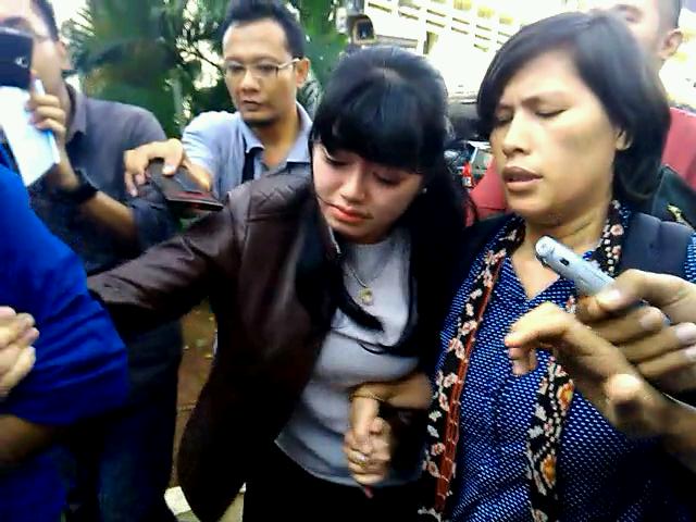 Dita Aditia Ismawati (tengah), staf ahli DPR RI, menangis saat meninggalkan kantor Bareskrim Polri, Jakarta, Kamis (4/2/2016) petang, usai menjalani pemeriksaan sebagai saksi pelapor kasus pemukulan dirinya yang diduga dilakukan bosnya, anggota DPR RI dari PDIP, Masinton Pasaribu.