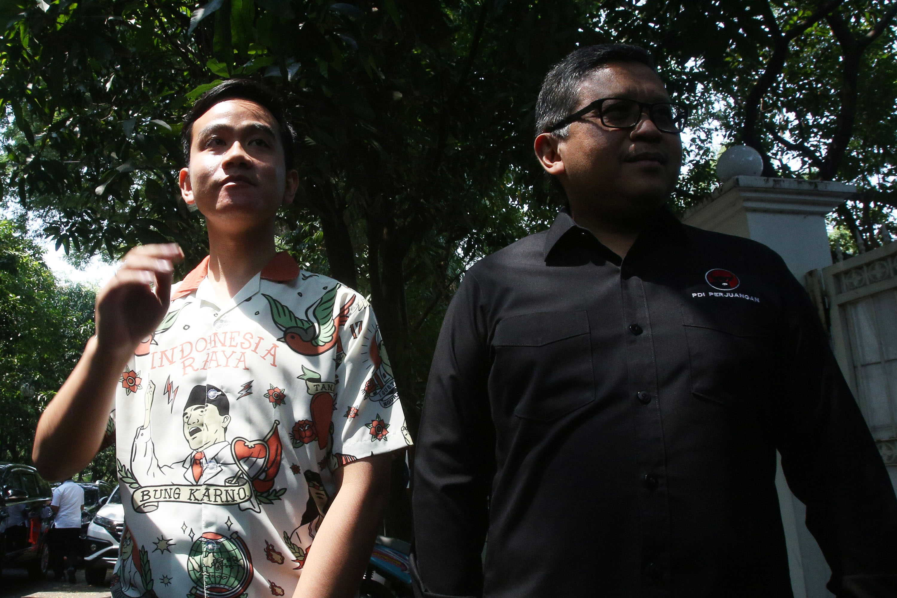 Putra Presiden Joko Widodo, Gibran Rakabuming Raka (kiri) bersama Sekjen PDIP Hasto Kristiyanto (kanan) memberikan keterangan usai melakukan pertemuan tertutup dengan Ketum PDIP Megawati Soekarnoputri di kediaman Megawati di Jalan Teuku Umar, Menteng, Jakarta, Kamis (24/10/2019). Pertemuan tersebut membahas pencalonan dirinya sebagai bakal calon Wali Kota Solo.
