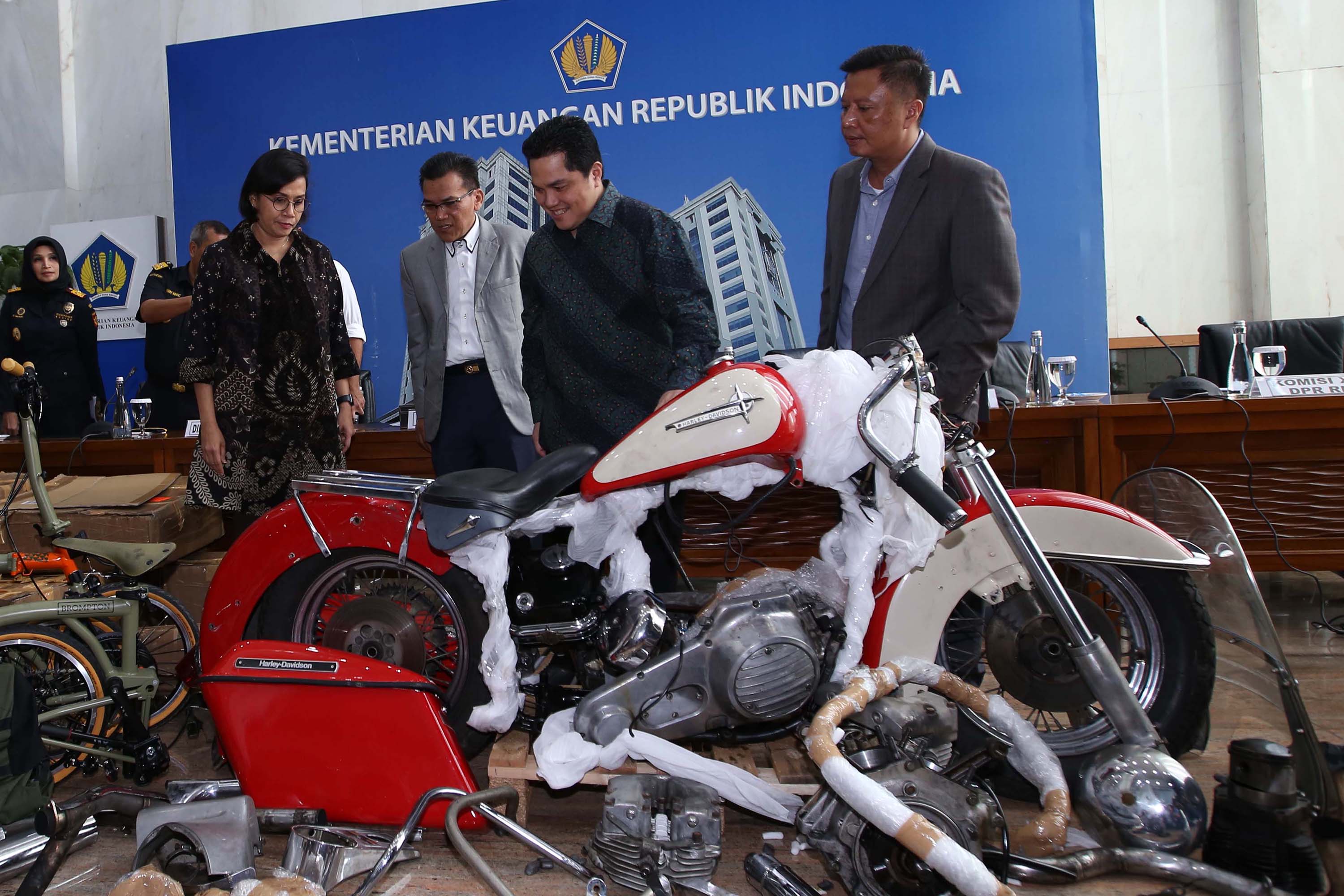 Menteri Keuangan Sri Mulyani bersama Menteri BUMN Erick Thohir menunjukkan barang bukti motor Harley Davidson saat konferensi pers terkait penyelundupan motor Harlery Davidson dan sepeda Brompton menggunakan pesawat baru milik Garuda Indonesia di Kementerian Keuangan, Jakarta, Kamis (5/12/2019). Direktorat Jenderal Bea dan Cukai Kemenkeu berhasil mengungkap penyelundupan sepeda motor Harley Davidson pesanan Direktur Utama PT Garuda Indonesia Tbk, I Gusti Ngurah Askhara dan dua sepeda Brompton beserta aksesorisnya menggunakan pesawat baru Airbus A330-900 Neo milik Garuda Indonesia. 