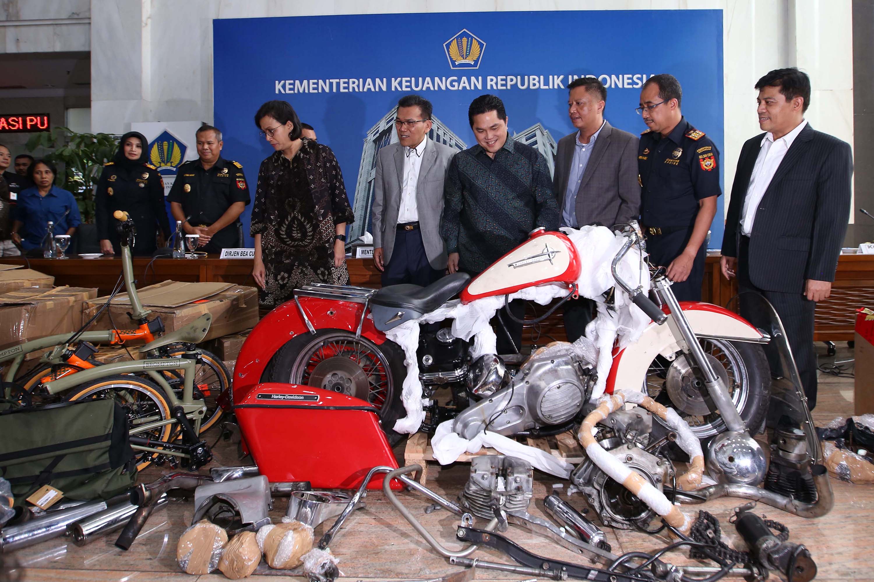 Menteri Keuangan Sri Mulyani bersama Menteri BUMN Erick Thohir memberikan keterangan saat konferensi pers terkait penyelundupan motor Harlery Davidson dan sepeda Brompton menggunakan pesawat baru milik Garuda Indonesia di Kementerian Keuangan, Jakarta, Kamis (5/12/2019). Direktorat Jenderal Bea dan Cukai Kemenkeu berhasil mengungkap penyelundupan sepeda motor Harley Davidson pesanan Direktur Utama PT Garuda Indonesia Tbk, I Gusti Ngurah Askhara dan dua sepeda Brompton beserta aksesorisnya menggunakan pesawat baru Airbus A330-900 Neo milik Garuda Indonesia.