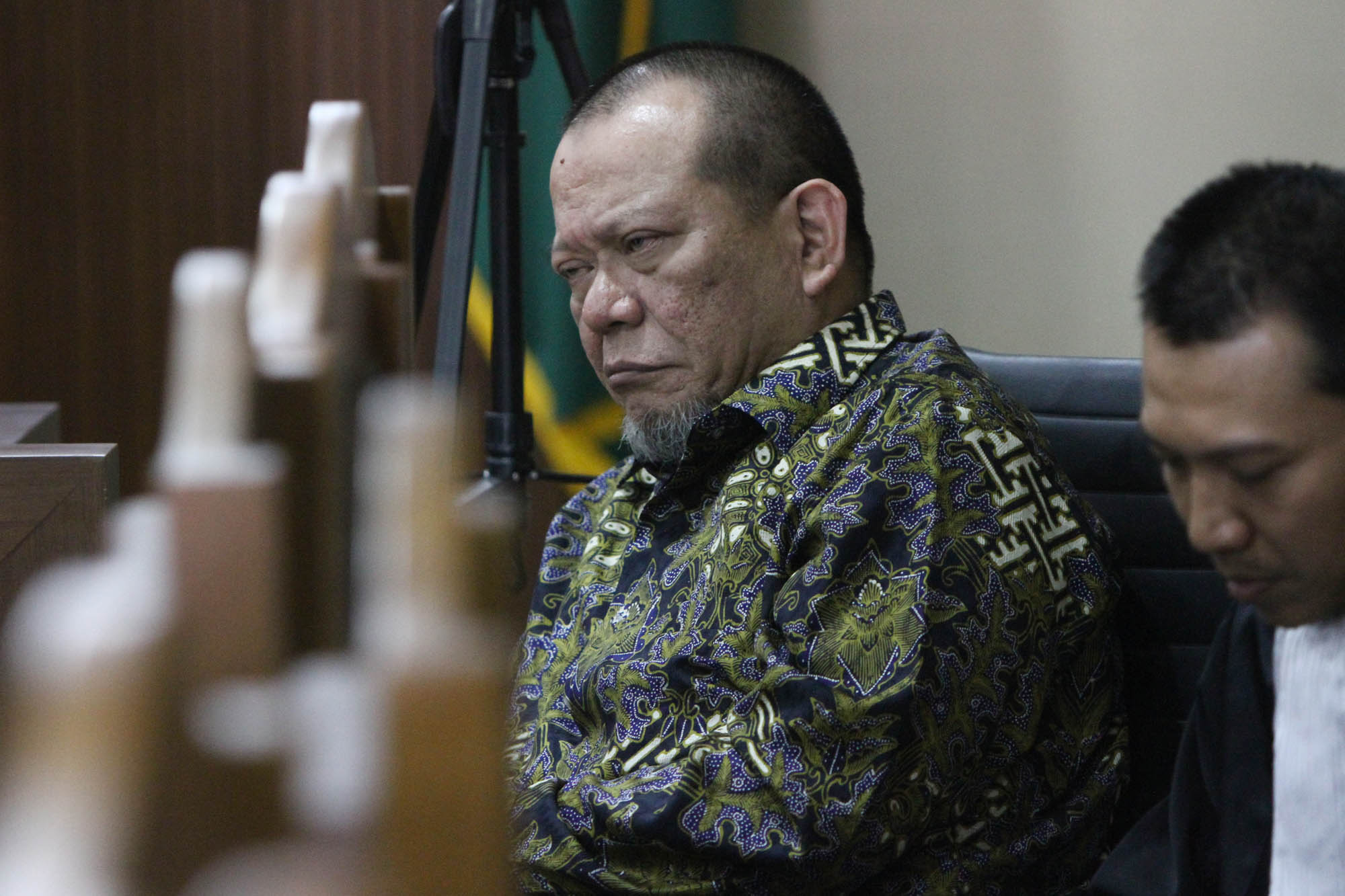 Mantan Ketua Umum Kamar Dagang dan Industri (Kadin) Jawa Timur La Nyalla Mahmud Mattalitti (kiri) menyimak keterangan saksi saat sidang lanjutan di Pengadilan Tipikor, Jakarta, Rabu (5/10/2016). Dalam sidang itu JPU menghadirkan tiga saksi, yakni Penyelia Bank Jatim Sri Bondan, Mantan Marketing Bank Jatim Ella Alexandeia Sukma Wati, dan Mantan Dirut Bank Jatim Tri Udjiarti.