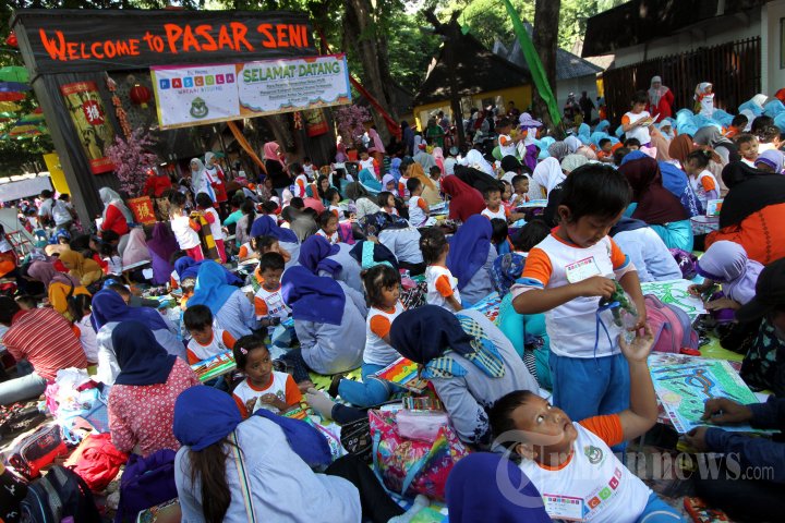 10 Ribu Anak Pascola Warnai Kaligrafi Asmaul Husna