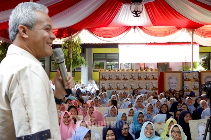 Sebanyak 1000 pelajar dari SMK N 2 Semarang membuat 500 karya mozaik gambar Gubernur Jawa Tengah, Ganjar Pranowo yang terbuat dari kulit bawang putih dan pelepah pisang, Kamis (25/10). Atas prestasinya tersebut SMK N 2 Semarang mendapat penghargaan dari Lembaga Prestasi Indonesia Dunia (LEPRID). 