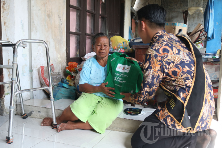 Pembagian 10.000 Paket Sembako di 9 Kota di Indonesia