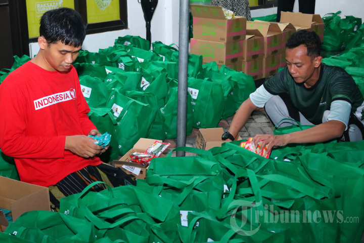 Pembagian 10.000 Paket Sembako di 9 Kota di Indonesia