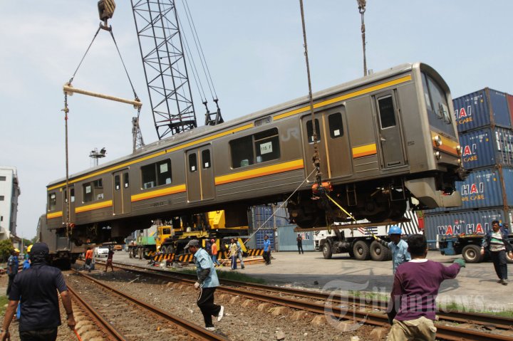 18 Gerbong Bekas Jepang Tiba di Tanjung Priok