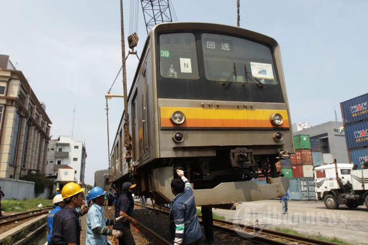 18 Gerbong Bekas Jepang Tiba di Tanjung Priok