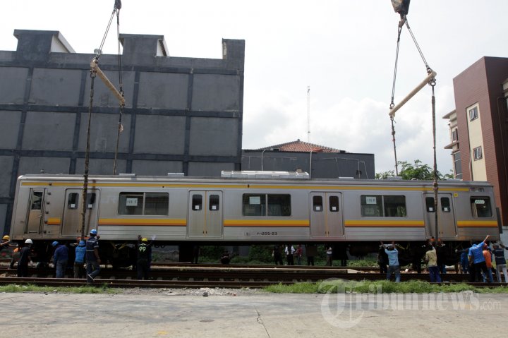 18 Gerbong Bekas Jepang Tiba di Tanjung Priok