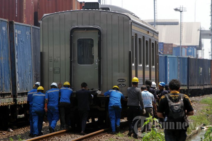 18 Gerbong Bekas Jepang Tiba di Tanjung Priok