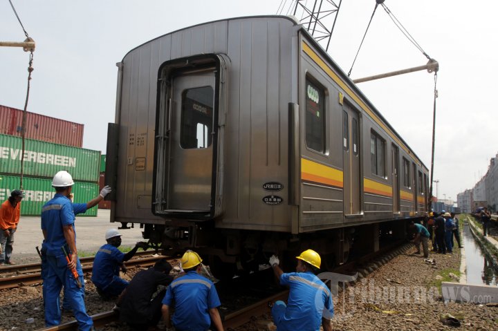 18 Gerbong Bekas Jepang Tiba di Tanjung Priok