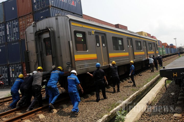 18 Gerbong Bekas Jepang Tiba di Tanjung Priok