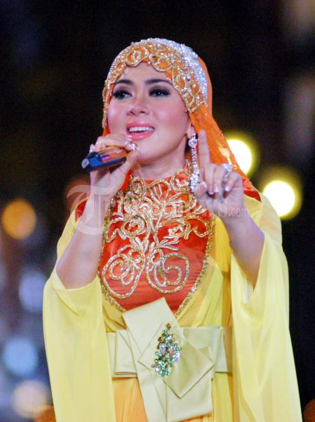 Syahrini Memukau Tabligh Akbar RCTI