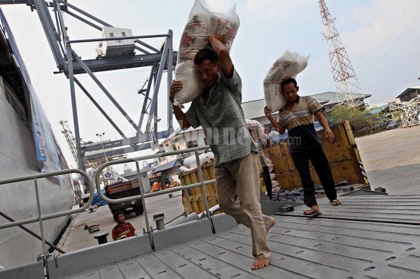 Masukkan Beras Ke Dalam KRI Banda Aceh