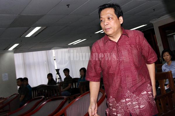 Robertus Santonius Dengarkan Tuntutan Jaksa KPK