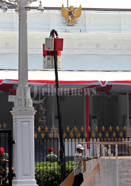 Selesaikan Panggung HUT Kemerdekaan RI