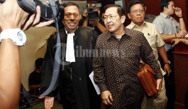 Tinggalkan Ruang Sidang