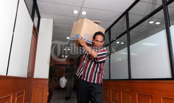 Amankan Barang Bukti Kemenakertrans