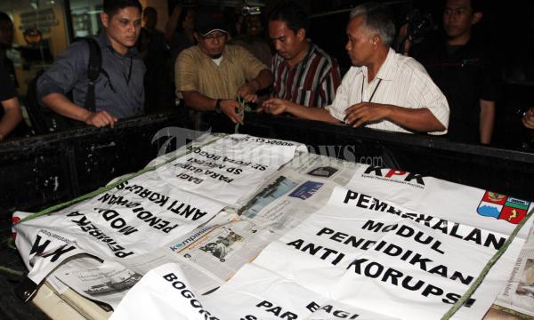 KPK Amankan Barang Bukti Dari Gedung Kemenakertrans