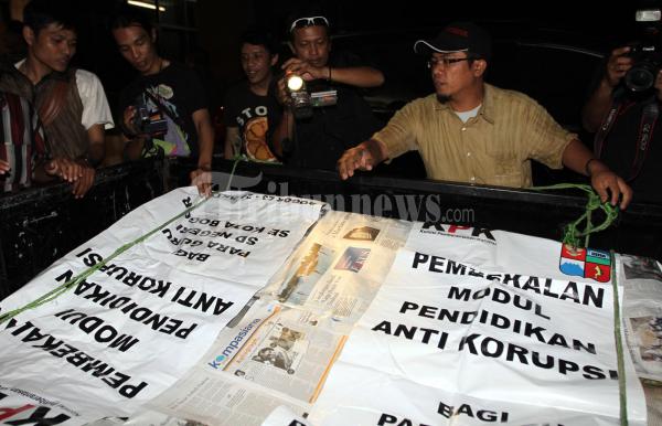 KPK Angkut Barang Bukti Korupsi