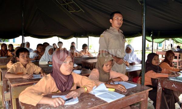 Pengungsi Gempa Belajar Di Tenda