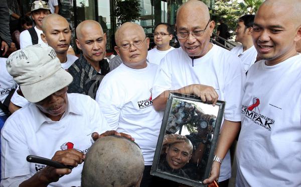 Aksi Membotaki Kepala Kritisi KPK