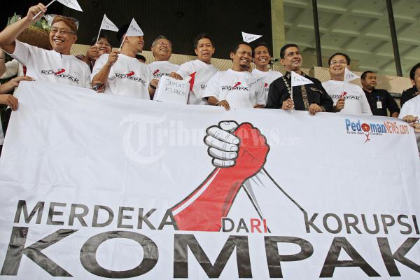 Aktivis Kompak Gunduli Kepala