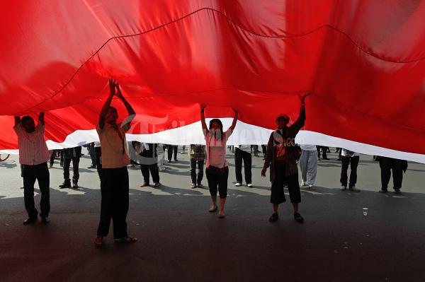 Angkat Bendera Merah Putih Raksasa