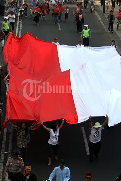 Arak Bendera Merah Putih Raksasa