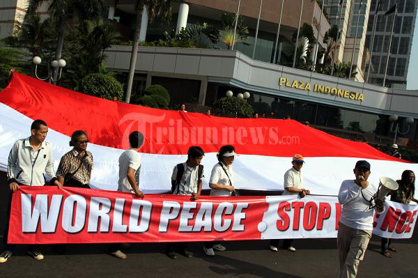 Bawa Bendera Raksasa