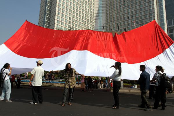 Bentangkan Bendera Merah Putih Raksasa