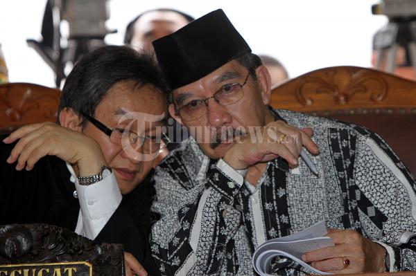 Antasari Berdiskusi Dengan Penasehat Hukum