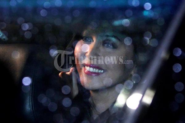 Usai Diperiksa KPK Angelina Sondakh Tersenyum