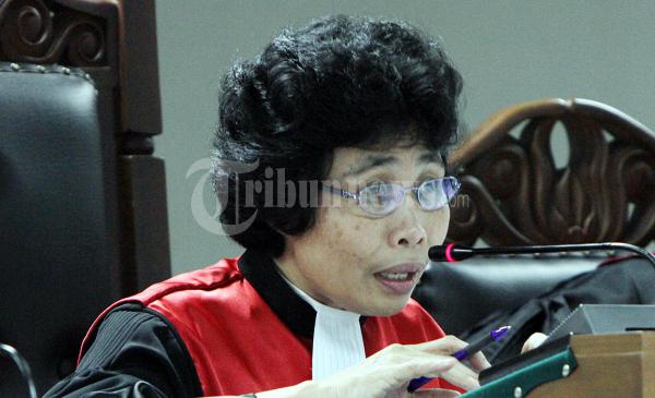 Albertina Ho Pimpin Sidang
