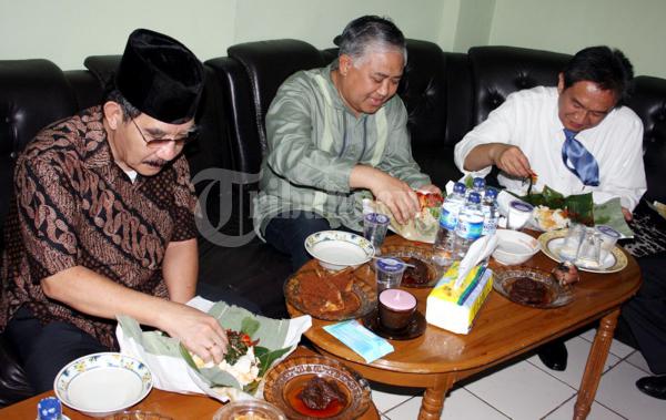 Antasari Makan Nasi Bungkus Bersama Din Syamsudin