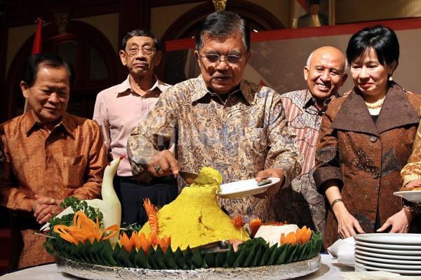 Jusuf Kalla Potong Tumpeng HUT PMI