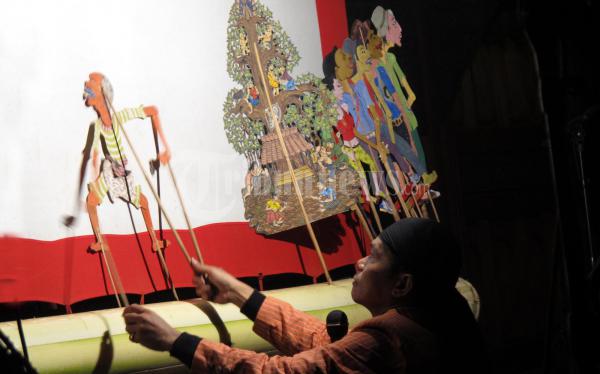 Pentas Ki JLITEHENG Wayang Kampung Sebelah