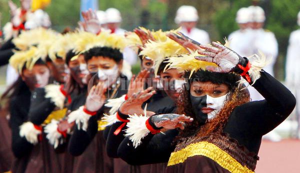 Aksi KOWAD TNI Menari Tarian Papua