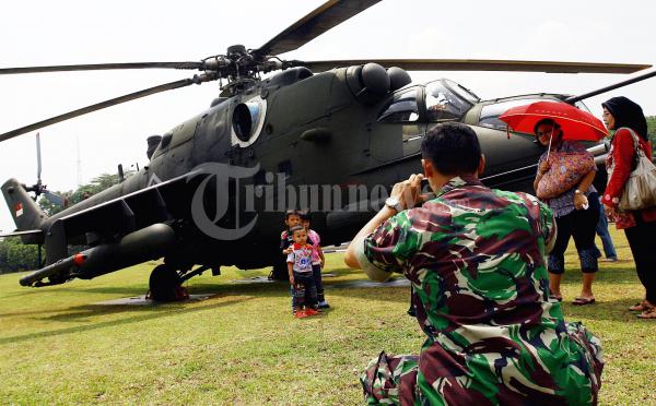 Foto Di Depan Helikopter Tempur TNI