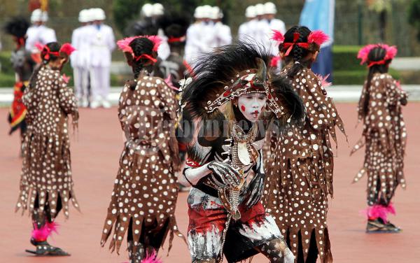 Tarian Papua Meriahkan HUT TNI ke 66